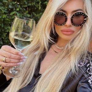 Meet your Posher, Cait